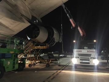Grúas y Transportes Gómez grúa en aeropuerto