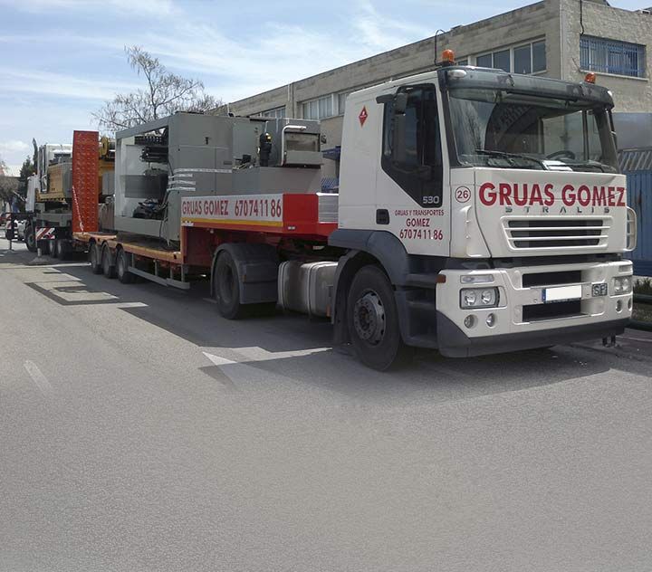 Grúas y Transportes Gómez grúas cargando conteiner